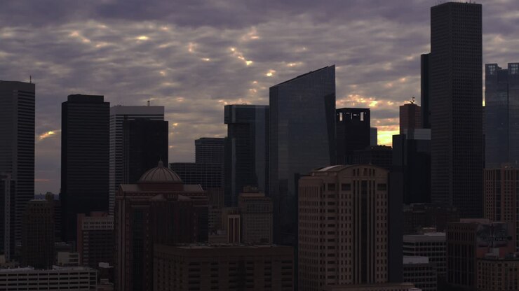 Plano aéreo com deslocamento para a direita do centro de Houston ao pôr do sol