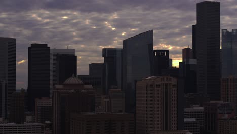 seguimiento derecho toma aérea del centro de houston durante el atardecer