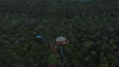 Complejo-De-Glamping-De-Safari-Aislado-En-El-Exuberante-Bosque-Tropical-De-Sri-Lanka