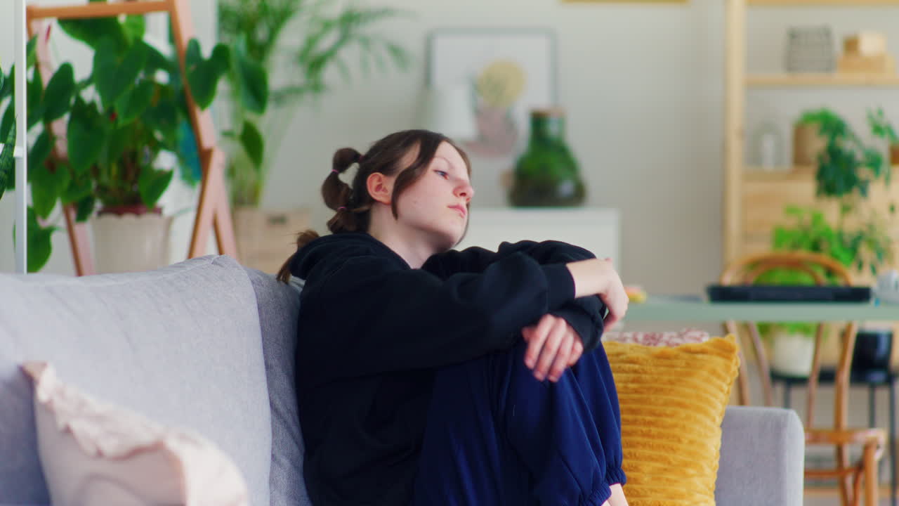 스마트폰을 사용하는 슬픈 십대, 온라인 증오의 희생자