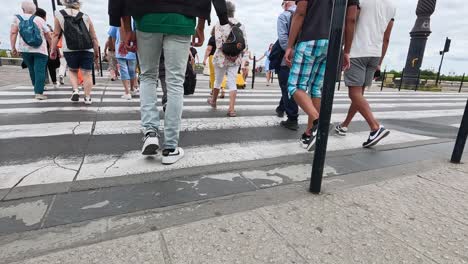 personas cruzando una calle concurrida en burdeos