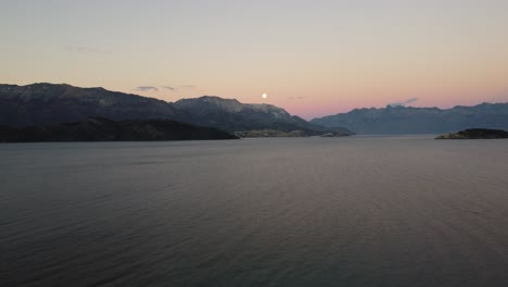 See-Inmitten-Der-Berglandschaft-Im-Herbst-Bei-Nacht