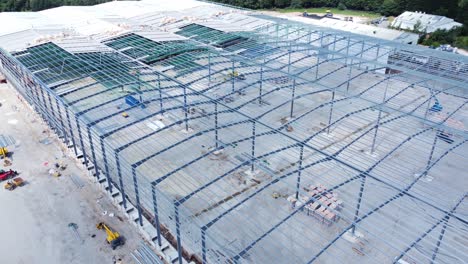 industria de la construcción metal hierro viga almacén marco sitio de construcción vista aérea dolly derecho lento