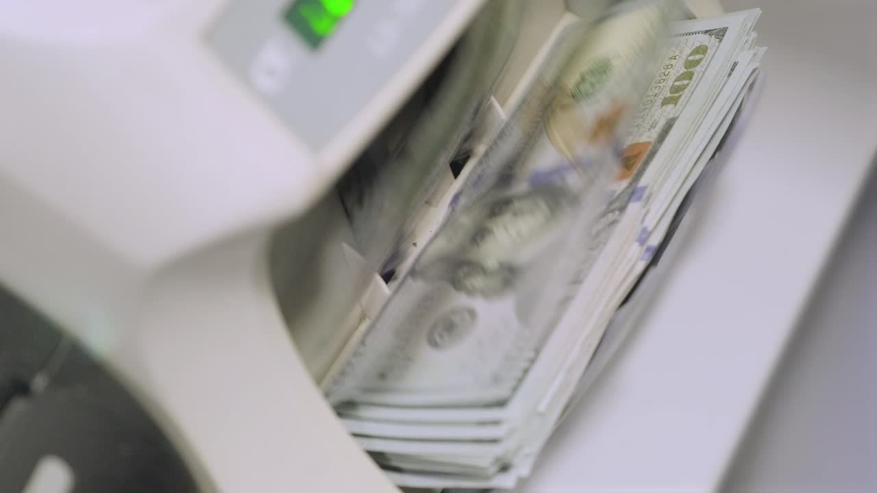 la máquina calculadora cuenta los billetes de un dólar mil dólares. 100 dólares