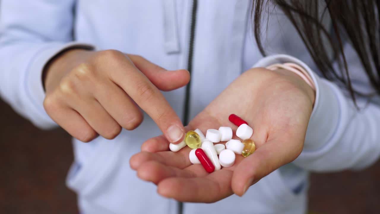 persona que tiene pastillas variadas