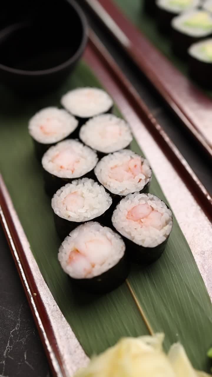 Japansk rejemaki sushi med sojasauce og ingefær