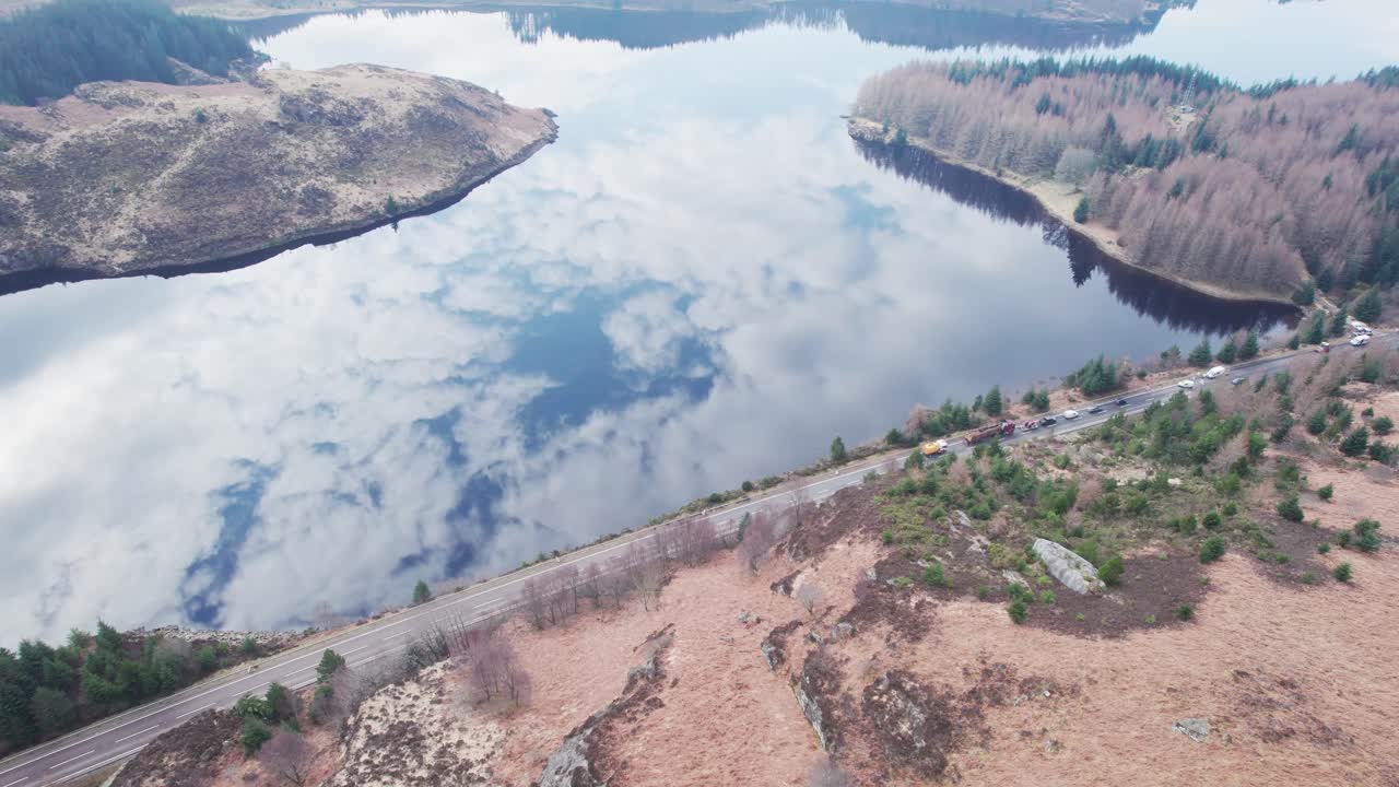 tiro aéreo épico de drones de loch lochy en spean bridge, escocia, inclinado hacia abajo