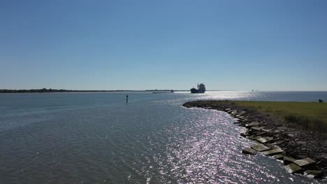 Busy-San-Jacinto-River-near-Morgan's-Point-in-LaPorte,-Texas