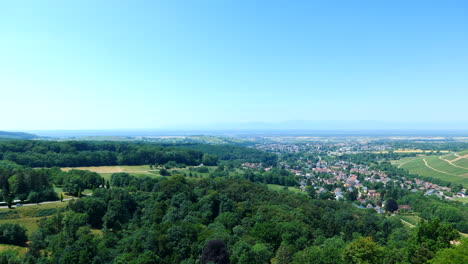 Schwenk-Nach-Rechts-Von-Der-Stadt-Und-Dem-Land-Badenweiler-An-Einem-Sonnigen-Tag,-Deutschland