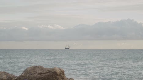 Réplica-De-Galeón-Andaluza-Del-Siglo-XVI-Navegando-En-El-Mar-Mediterráneo-En-Un-Hermoso-Día-Nublado-Al-Amanecer