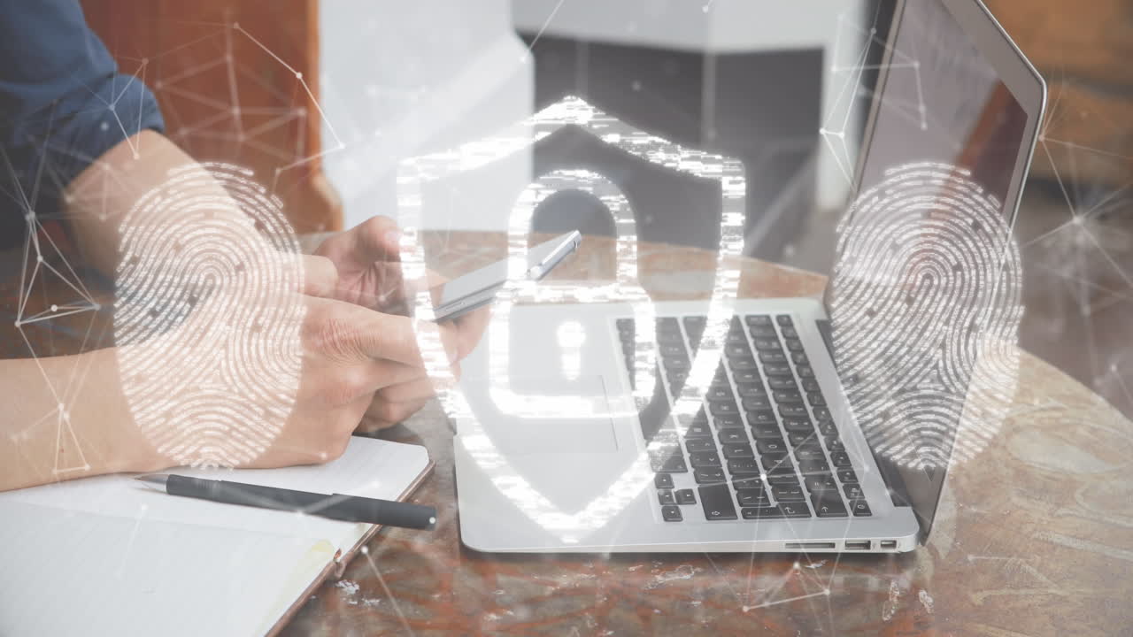 animación del icono del candado de seguridad y el escáner de huellas dactilares sobre la sección media del hombre usando un teléfono inteligente