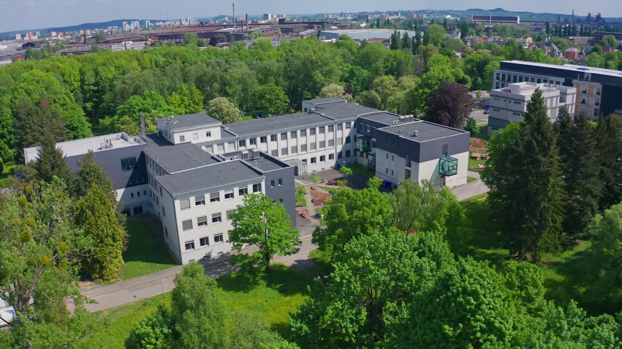 Rotierende Drohnenaufnahme der medizinischen Fakultät der Universität Ostrava