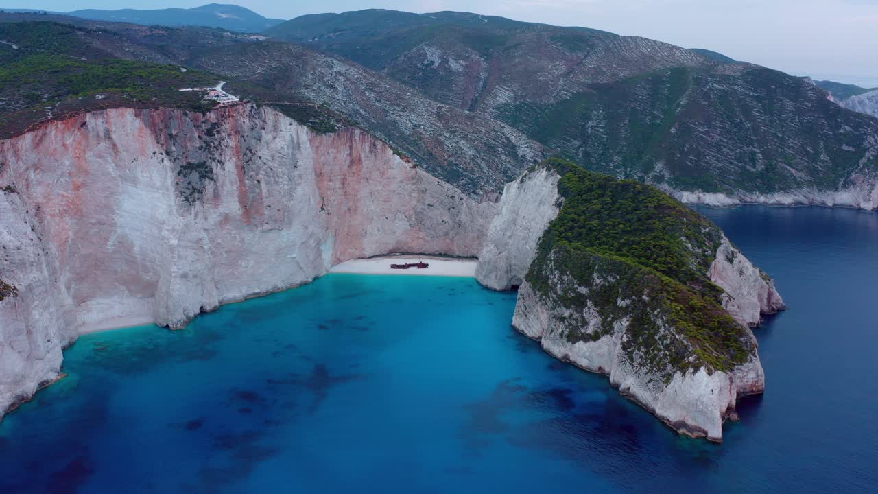 naufragio tirado en una playa aislada en zakhyntos