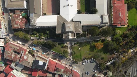 Descenso-Aéreo-De-Arriba-Hacia-Abajo-En-El-Museo-Marítimo-Nacional-En-Cerro-Artilleria,-Ciudad-De-La-Ladera-De-Valparaíso,-Chile