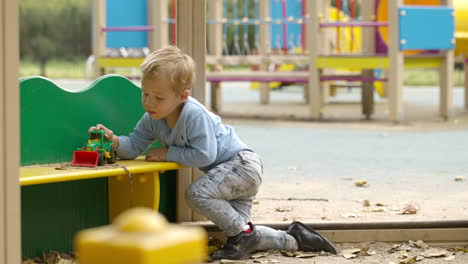 Niño-Jugando-Al-Aire-Libre