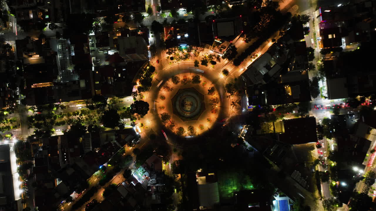 drone motion time-lapse del tráfico en la plaza cibeles, noche en la ciudad de méxico