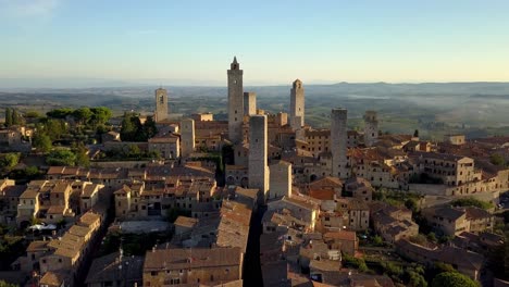 san gimignano italia con torre grossa y duomo di san gimignano visibles, toma aérea de drones