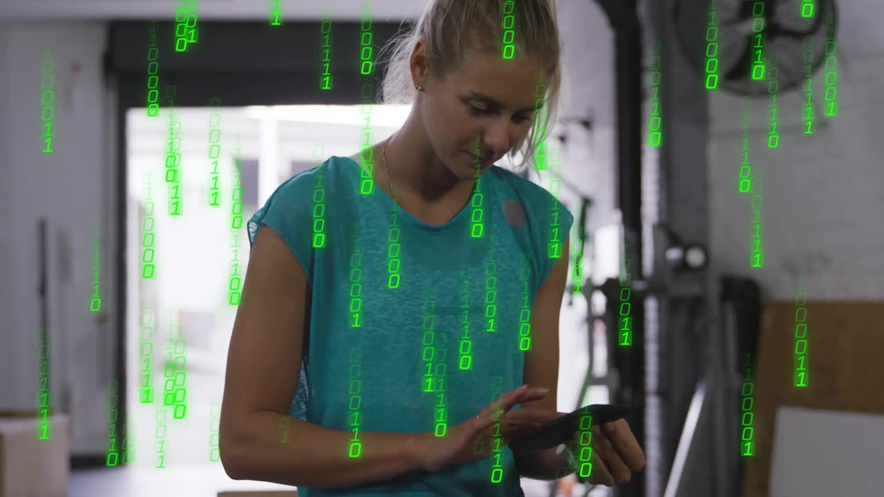 Donna che tiene uno smartphone scorrendo contenuti in un workshop, con una sovrapposizione di codice binario che mostra il flusso di dati