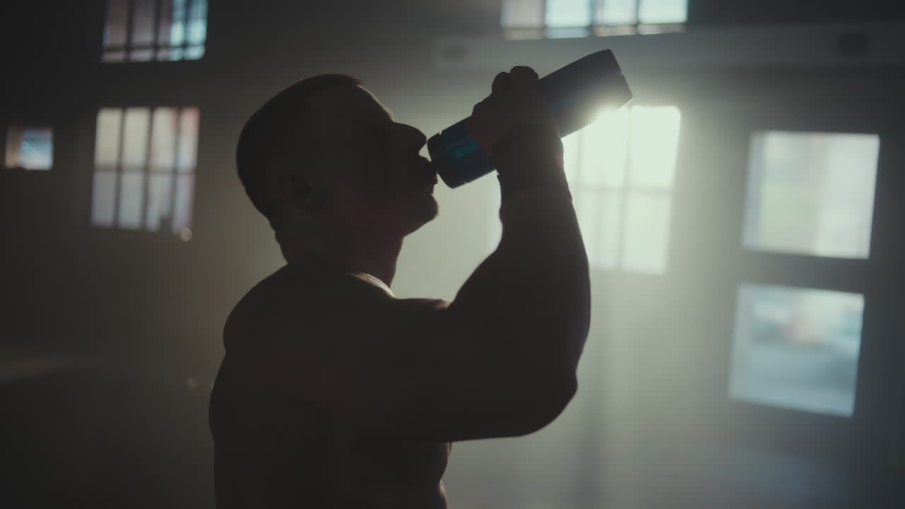 운동 후 물을 마시는 남자