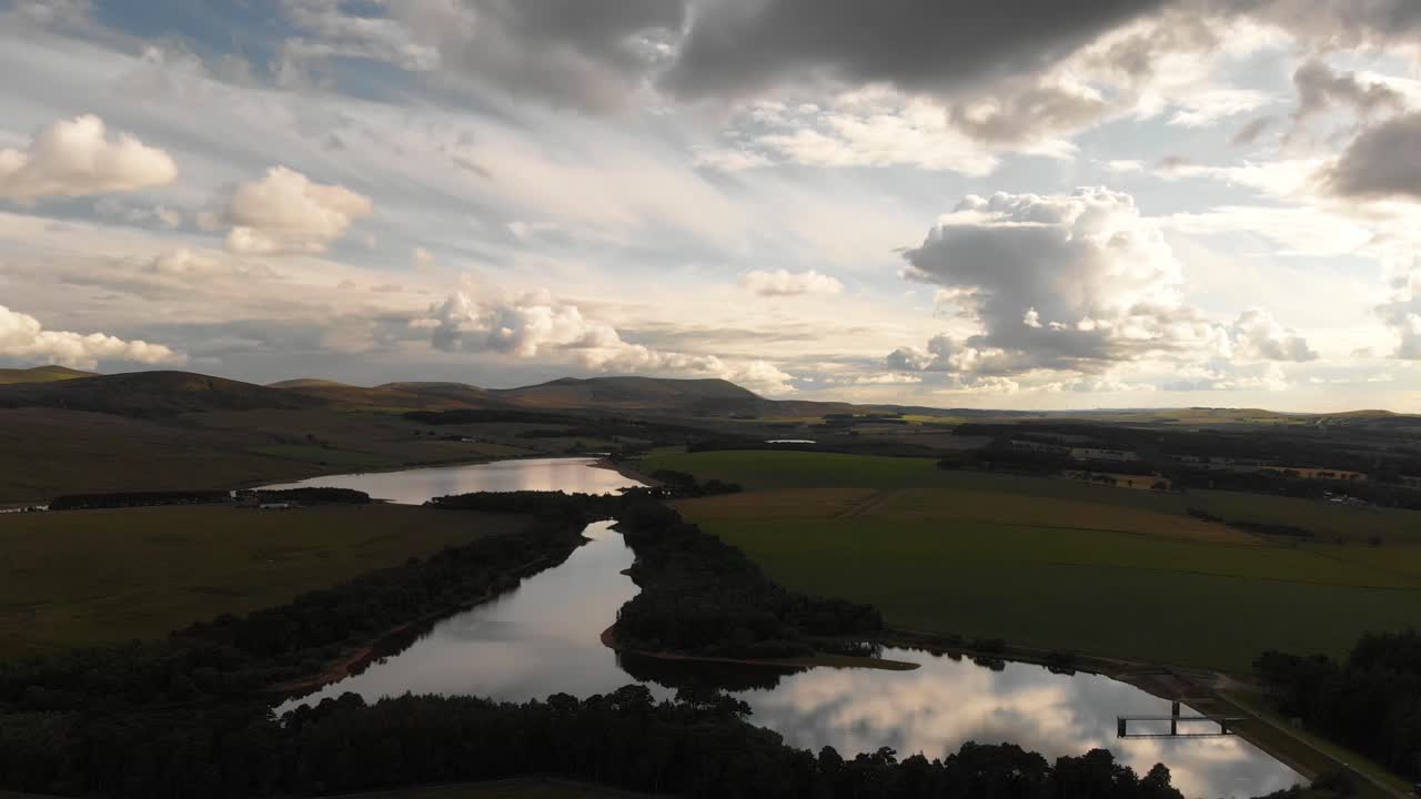 embalse de harlaw y threipmuir en las colinas de pentland, escocia