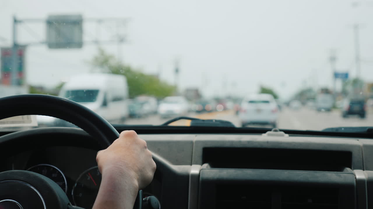 교통 체증에 운전대를 잡은 운전자의 손