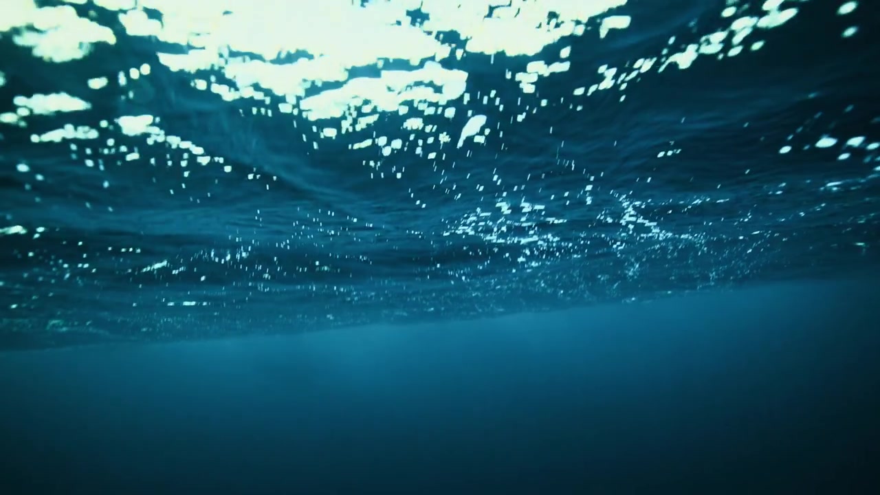 Fiordo sottomarino artico norvegese con un'ombra distante vicino alla superficie