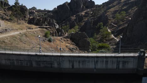 Isolierte-Frau,-Die-Auf-Dem-Penha-Garcia-Reservoir,-Portugal,-Spazieren-Geht