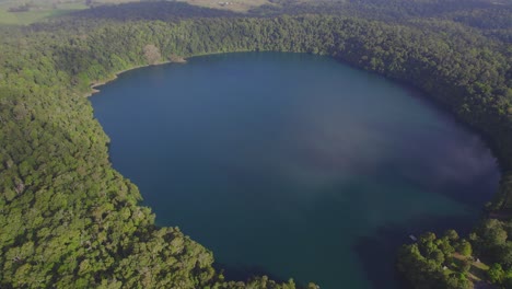 Ruhige-Umgebung-Am-Lake-Eacham-In-Atherton-Tableland,-Queensland,-Australien---Luftdrohnenaufnahme