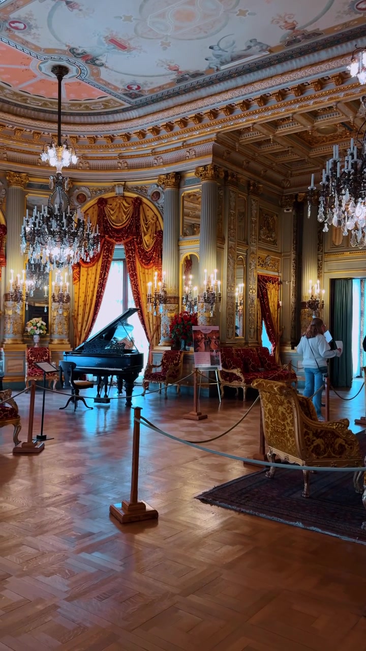 Boston, USA, 5 maggio 2025: Salotto opulento con decorazioni in foglia d'oro e divani in velluto. Interno di una stanza sontuosa con specchi con cornice dorata, divani in velluto giallo e un grande lampadario di cristallo