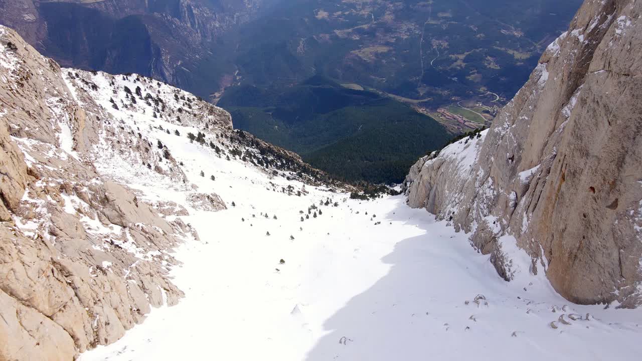 카탈루냐 피레네 산맥의 산골짜기의 공중 전망