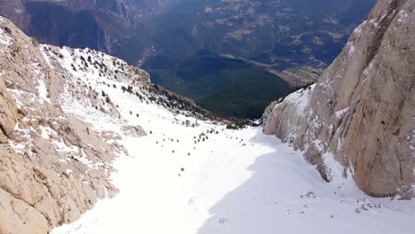 vistas aéreas de un valle de montaña en los pirineos catalanes