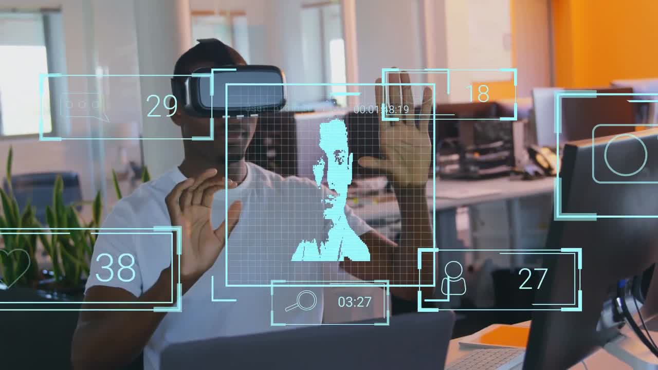 Flere skærme med databehandling mod en afroamerikansk mand, der bærer VR-headset på kontoret