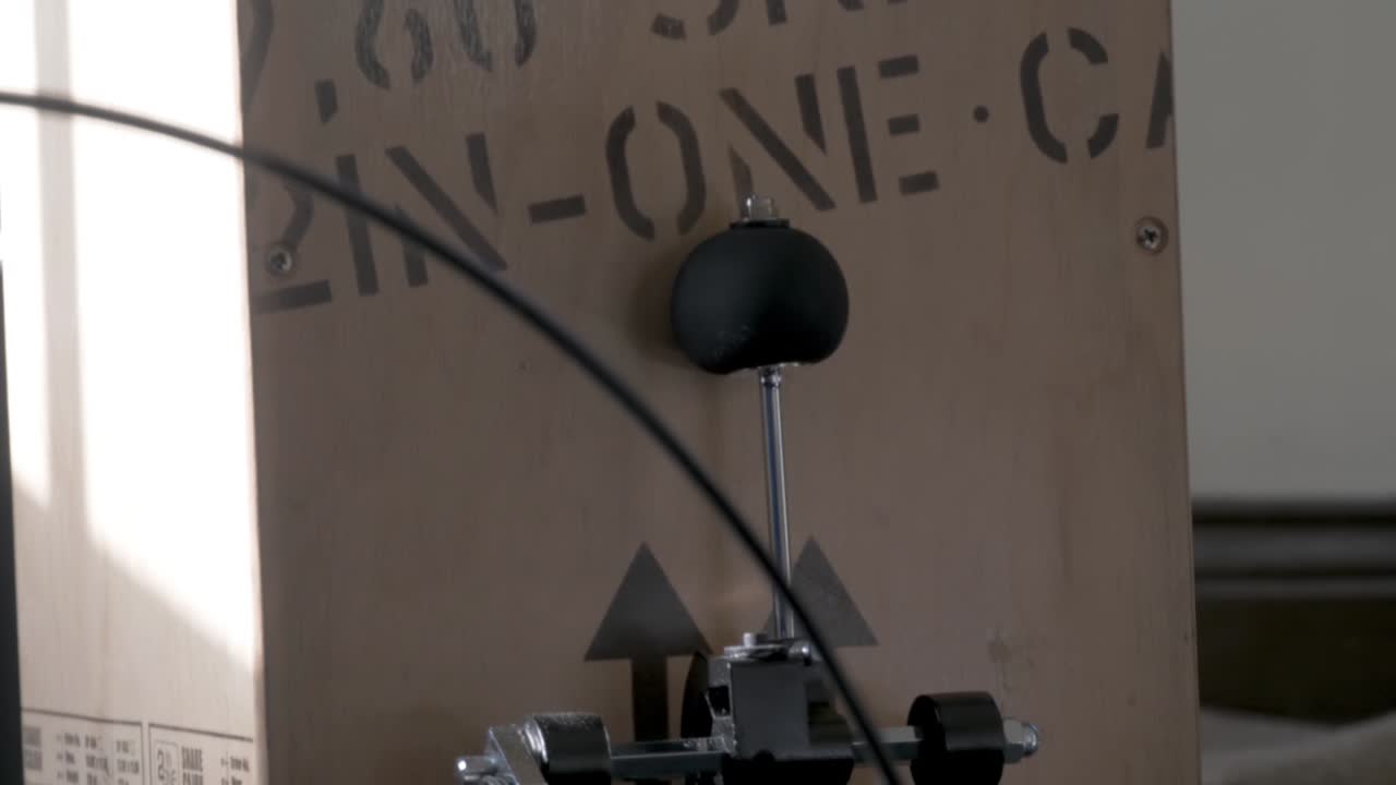 primer plano de un tambor cajon con pedal de tambor - kit de tambor