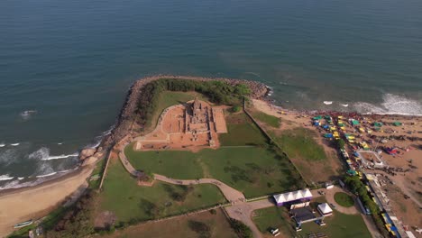 Luftaufnahme-Einer-Drohne-Am-Ufer-Des-Tempels-Mahabalipuram,-Antiker-Tempel,-Draufsicht