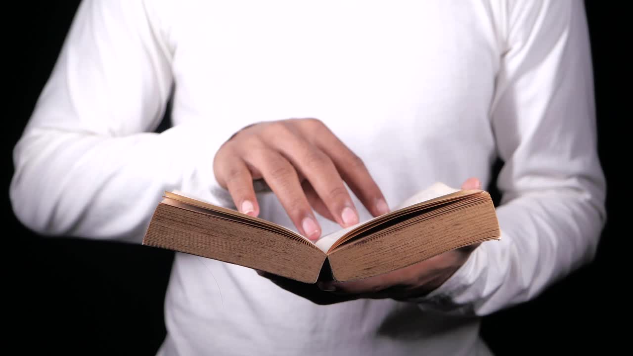 Eski bir kitap okuyan kişi