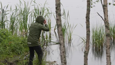 fotógrafo deja caer una costosa cámara en el agua del océano