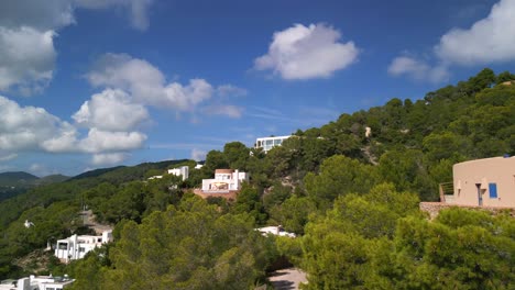 Pequeño-Camino-A-La-Villa-De-Lujo