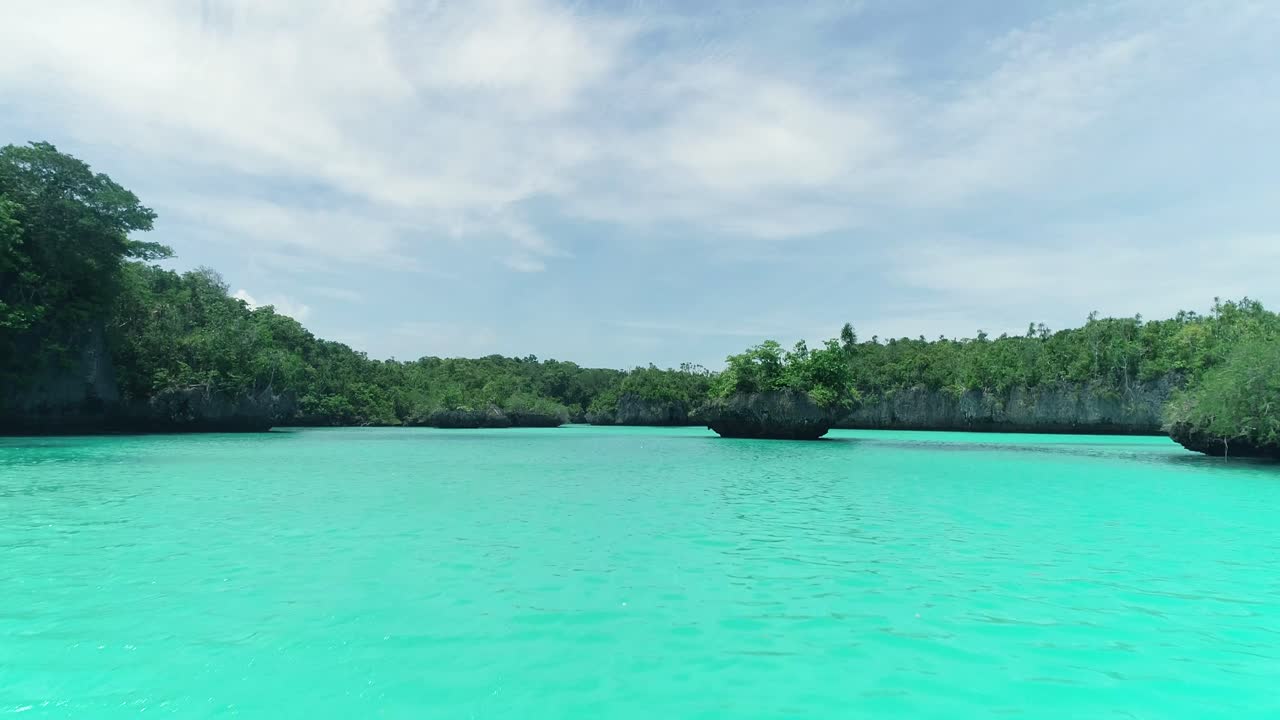 la isla baer y las aguas que la rodean se ven en indonesia