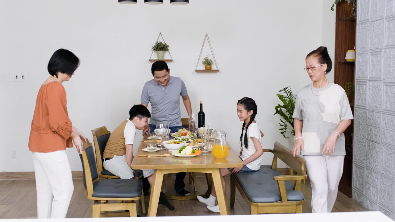 점심을 먹고 있는 아시아 가족.