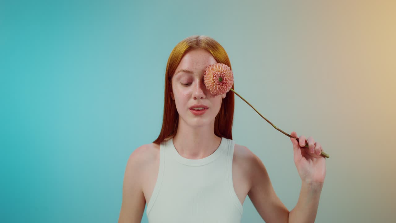 Женщина с цветом