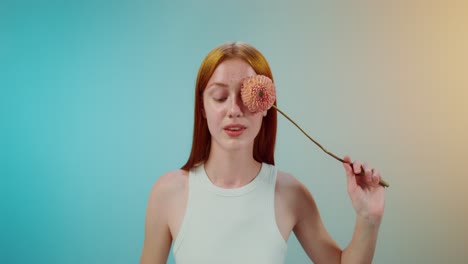 una mujer con una flor.