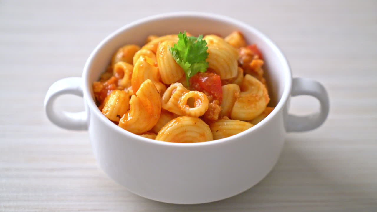 토마토 소스와 다진 돼지 고기를 곁들인 마카로니, 아메리칸 찹 수이, 아메리칸 굴 라시