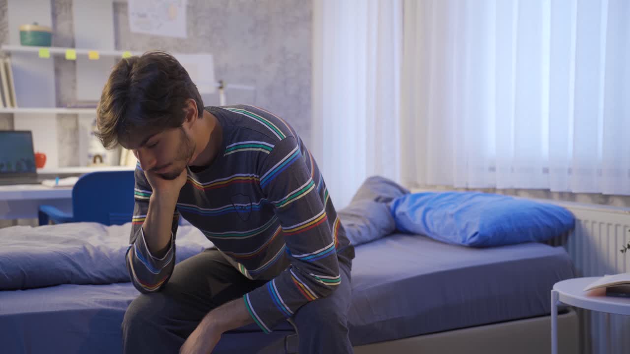 불행하고 사려 깊은 젊은이가 불만족하고 지루합니다.