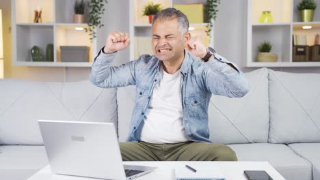 hombre enviando correo equivocado en la computadora portátil. no puedo obtener correo de vuelta.