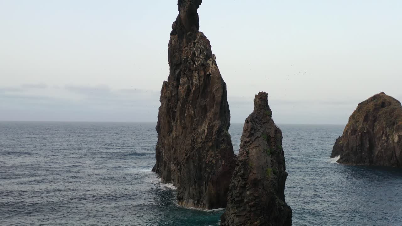 Ripresa drone di formazioni rocciose ripide e frastagliate nell'Oceano Atlantico, vicino all'isola di Madeira, Portogallo.