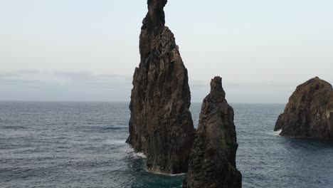 toma de drones de formaciones rocosas escarpadas en el océano atlántico por la isla de madeira, portugal