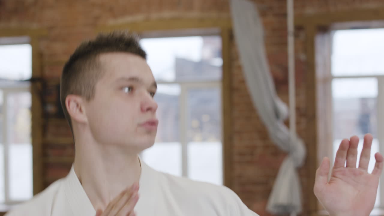 도조 에 있는 젊은 운동 선수