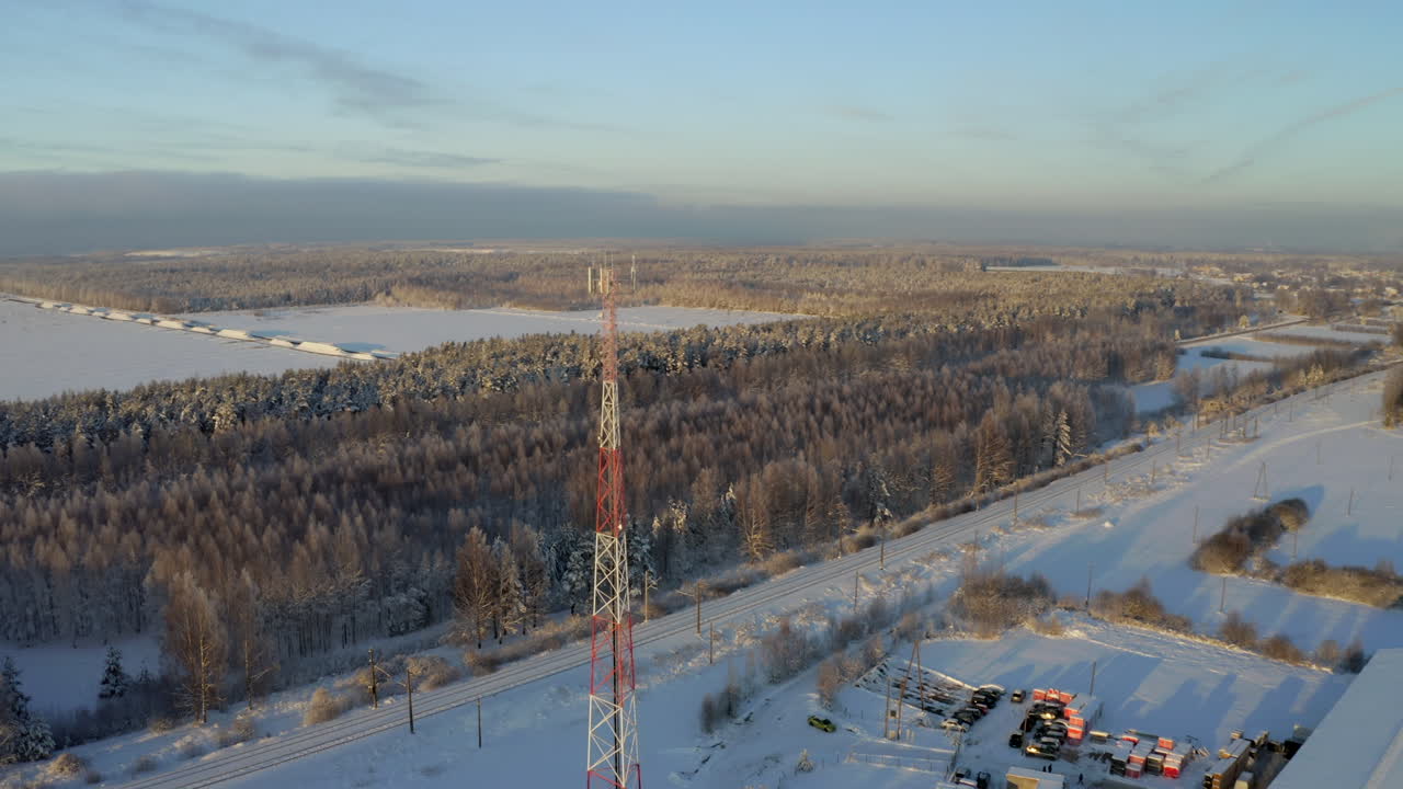 avión no tripulado volando hacia la torre de comunicaciones de radio