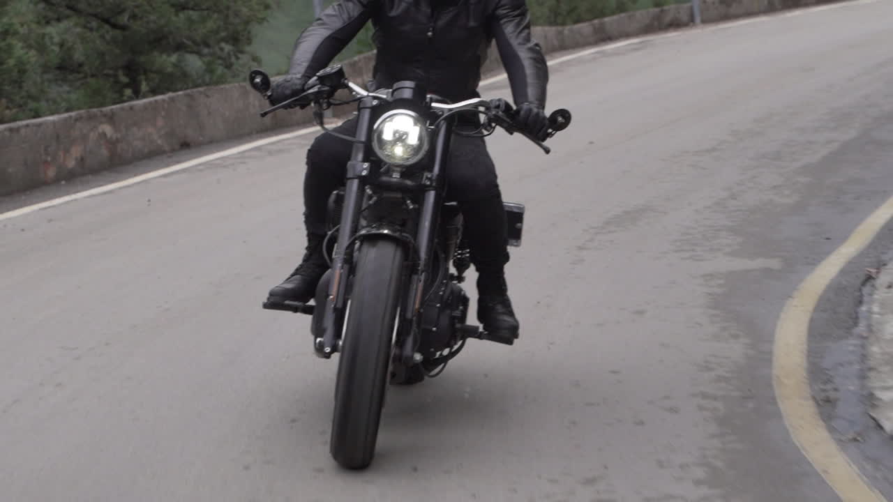 motociclista en una sinuosa carretera de montaña