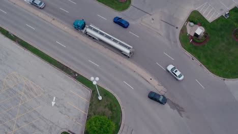 Tanker-Sattelschlepper,-Der-Kraftstoff-Aus-Der-Tankstelle-Transportiert,-Nachdem-Entladenes-Benzin-Und-Diesel-Nach-Rechts-Abgebogen-Sind